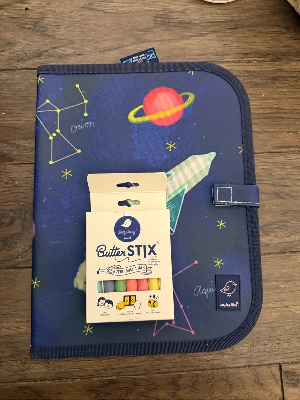 Jaq Jaq bird chalk with book